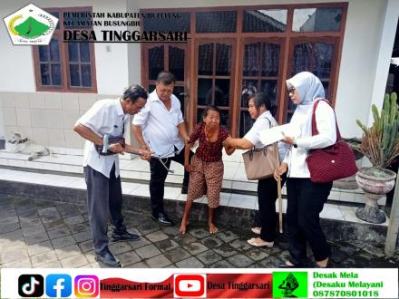 Penyerahan Alat Bantu Jalan dari Dinas Sosial Kabupaten Buleleng kepada Warga Desa Tinggarsari
